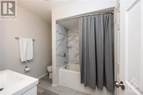 821 Provost Drive, Ottawa, ON - Indoor Photo Showing Bathroom