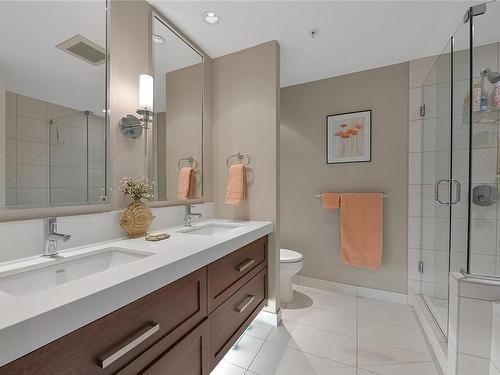 215-999 Burdett Ave, Victoria, BC - Indoor Photo Showing Bathroom