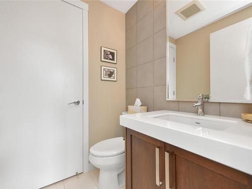 215-999 Burdett Ave, Victoria, BC - Indoor Photo Showing Bathroom