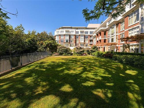 215-999 Burdett Ave, Victoria, BC - Outdoor