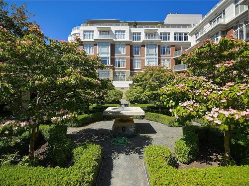 215-999 Burdett Ave, Victoria, BC - Outdoor