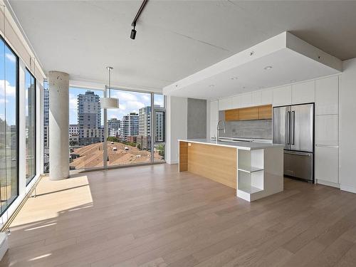 702-989 Johnson St, Victoria, BC - Indoor Photo Showing Kitchen