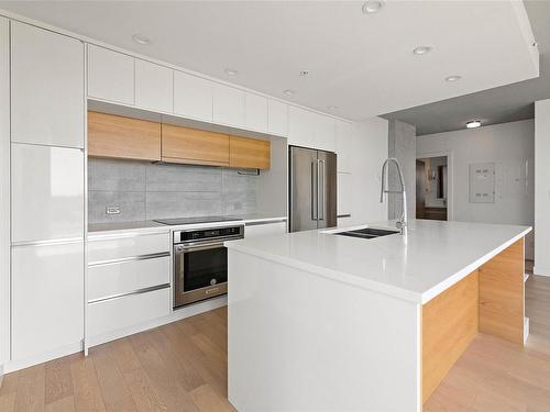 702-989 Johnson St, Victoria, BC - Indoor Photo Showing Kitchen With Double Sink With Upgraded Kitchen