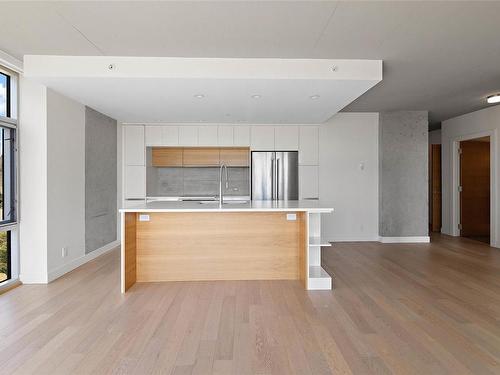 702-989 Johnson St, Victoria, BC - Indoor Photo Showing Kitchen