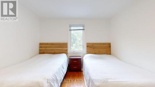 5177 Kitchener Street, Niagara Falls, ON - Indoor Photo Showing Bedroom