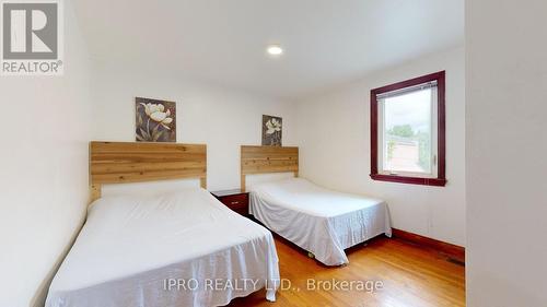 5177 Kitchener Street, Niagara Falls, ON - Indoor Photo Showing Bedroom