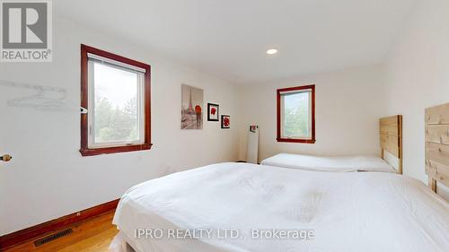 5177 Kitchener Street, Niagara Falls, ON - Indoor Photo Showing Bedroom