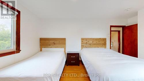 5177 Kitchener Street, Niagara Falls, ON - Indoor Photo Showing Bedroom