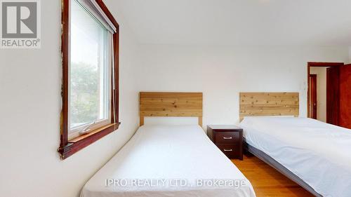 5177 Kitchener Street, Niagara Falls, ON - Indoor Photo Showing Bedroom