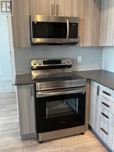 2708 - 1455 Celebration Drive, Pickering (Bay Ridges), ON - Indoor Photo Showing Kitchen With Upgraded Kitchen