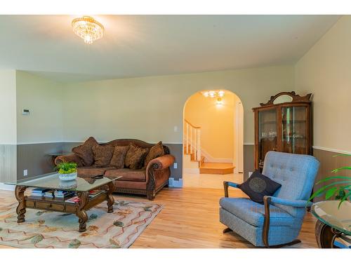 502 7Th Street, Castlegar, BC - Indoor Photo Showing Living Room