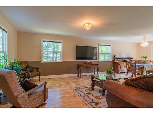 502 7Th Street, Castlegar, BC - Indoor Photo Showing Living Room