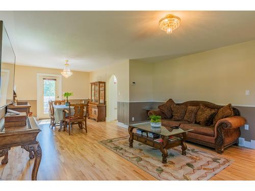 502 7Th Street, Castlegar, BC - Indoor Photo Showing Living Room