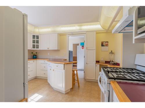 502 7Th Street, Castlegar, BC - Indoor Photo Showing Kitchen