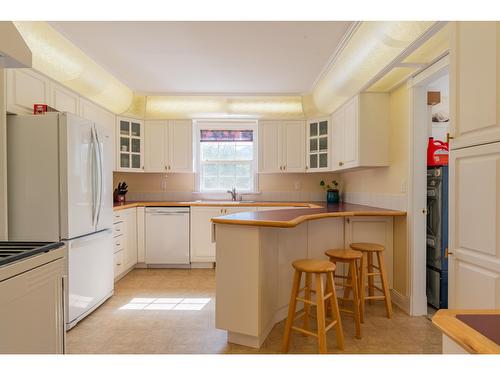 502 7Th Street, Castlegar, BC - Indoor Photo Showing Kitchen