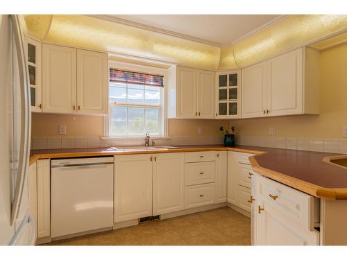 502 7Th Street, Castlegar, BC - Indoor Photo Showing Kitchen