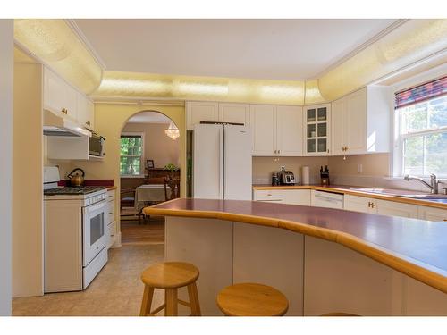 502 7Th Street, Castlegar, BC - Indoor Photo Showing Kitchen