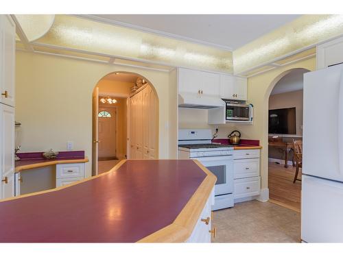 502 7Th Street, Castlegar, BC - Indoor Photo Showing Kitchen