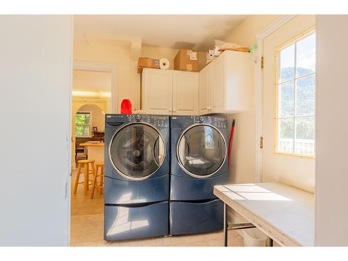 502 7Th Street, Castlegar, BC - Indoor Photo Showing Laundry Room