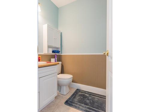 502 7Th Street, Castlegar, BC - Indoor Photo Showing Bathroom