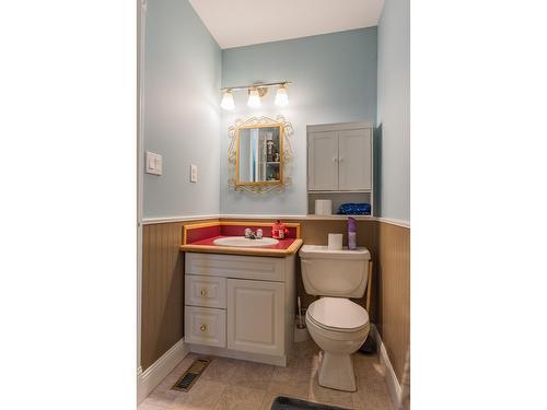 502 7Th Street, Castlegar, BC - Indoor Photo Showing Bathroom