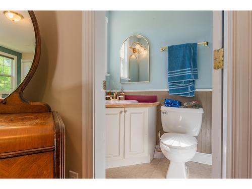 502 7Th Street, Castlegar, BC - Indoor Photo Showing Bathroom