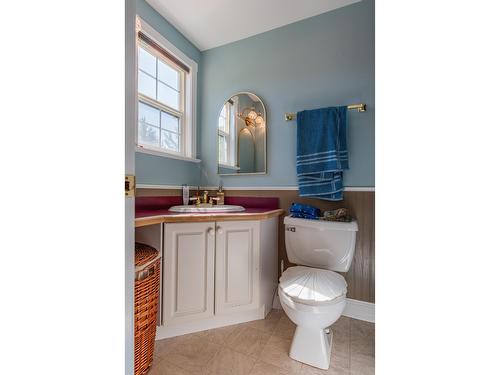 502 7Th Street, Castlegar, BC - Indoor Photo Showing Bathroom