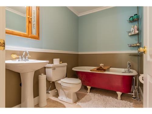 502 7Th Street, Castlegar, BC - Indoor Photo Showing Bathroom