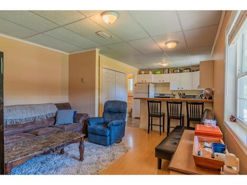 502 7Th Street, Castlegar, BC - Indoor Photo Showing Living Room