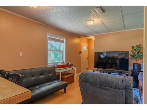 502 7Th Street, Castlegar, BC - Indoor Photo Showing Living Room