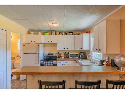 502 7Th Street, Castlegar, BC - Indoor Photo Showing Kitchen With Double Sink