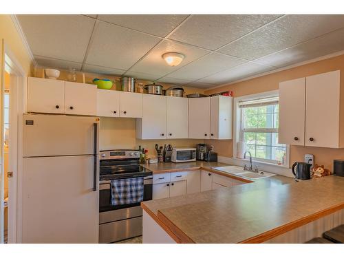 502 7Th Street, Castlegar, BC - Indoor Photo Showing Kitchen