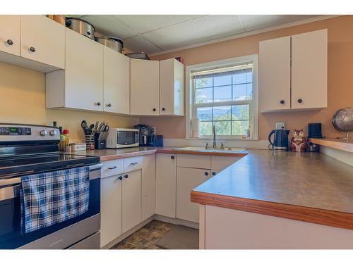 502 7Th Street, Castlegar, BC - Indoor Photo Showing Kitchen