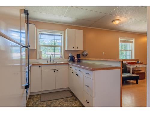 502 7Th Street, Castlegar, BC - Indoor Photo Showing Kitchen