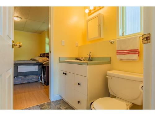 502 7Th Street, Castlegar, BC - Indoor Photo Showing Bathroom