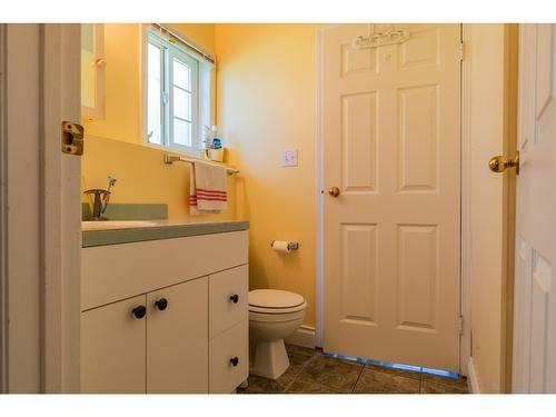 502 7Th Street, Castlegar, BC - Indoor Photo Showing Bathroom