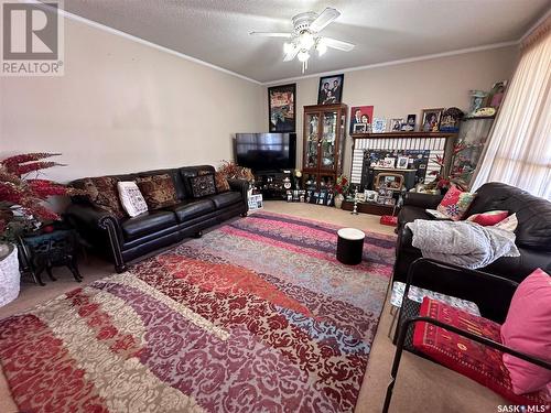 35 Laubach Avenue, Regina, SK - Indoor Photo Showing Living Room