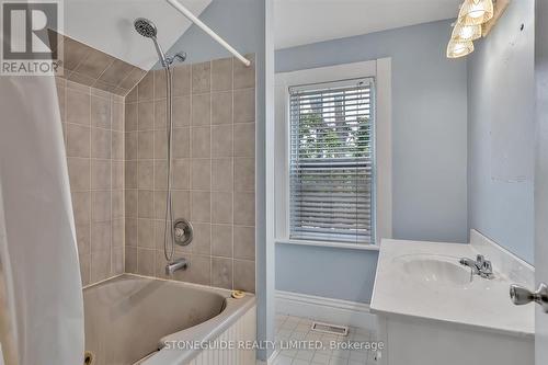 247 Bellevue Street, Peterborough, ON - Indoor Photo Showing Bathroom