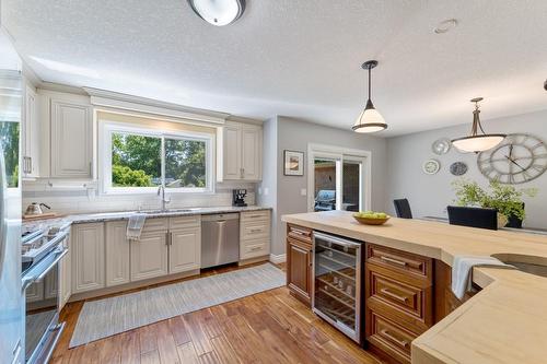 48 Inverness Street, Caledonia, ON - Indoor Photo Showing Kitchen With Upgraded Kitchen
