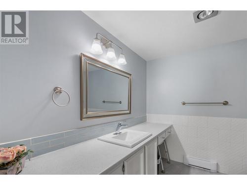 1035 Bernard Avenue Unit# 201, Kelowna, BC - Indoor Photo Showing Bathroom