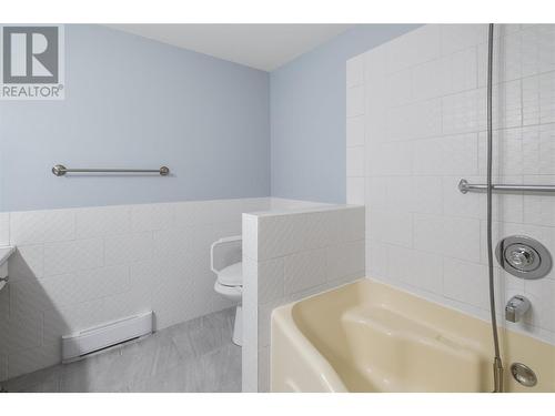 1035 Bernard Avenue Unit# 201, Kelowna, BC - Indoor Photo Showing Bathroom