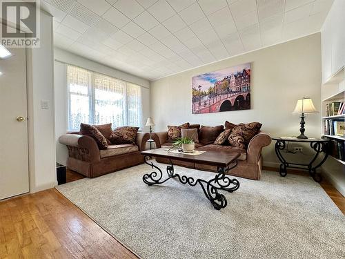 8502 78Th Avenue, Osoyoos, BC - Indoor Photo Showing Living Room