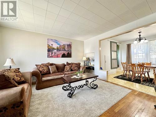 8502 78Th Avenue, Osoyoos, BC - Indoor Photo Showing Living Room