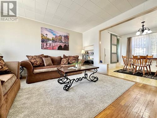 8502 78Th Avenue, Osoyoos, BC - Indoor Photo Showing Living Room