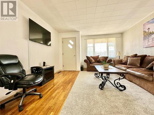 8502 78Th Avenue, Osoyoos, BC - Indoor Photo Showing Living Room