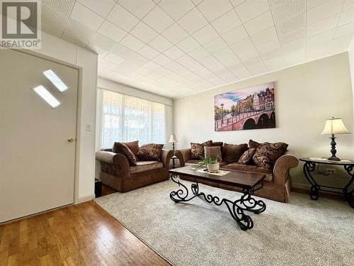 8502 78Th Avenue, Osoyoos, BC - Indoor Photo Showing Living Room