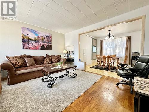 8502 78Th Avenue, Osoyoos, BC - Indoor Photo Showing Living Room