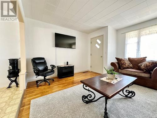 8502 78Th Avenue, Osoyoos, BC - Indoor Photo Showing Living Room