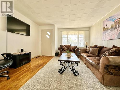 8502 78Th Avenue, Osoyoos, BC - Indoor Photo Showing Living Room