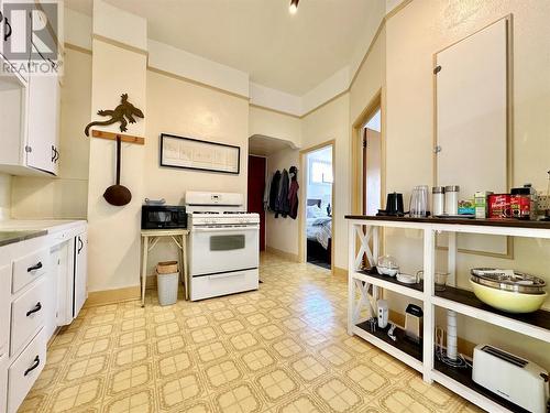 8502 78Th Avenue, Osoyoos, BC - Indoor Photo Showing Kitchen